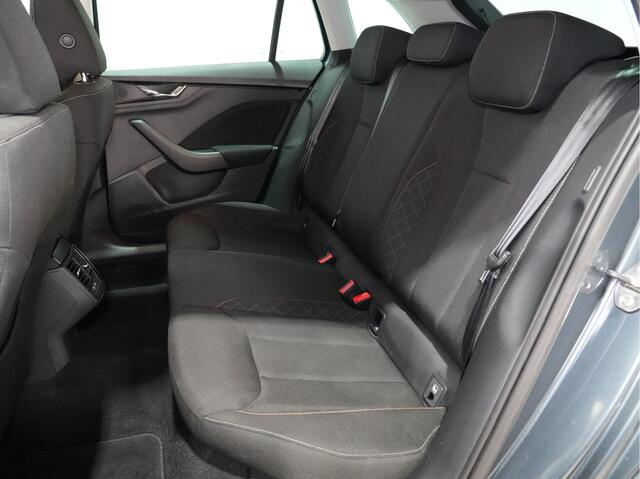 Skoda SCALA 1.0 TSI 110pk DSG Clever Clima Camara Navi via App 17"velgen Privacy glass 173