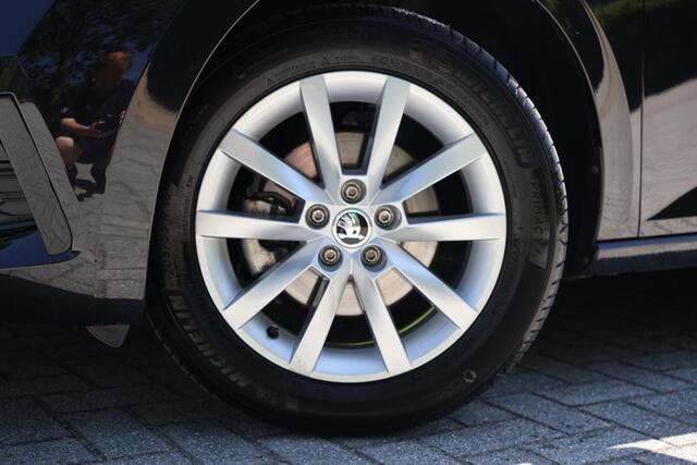 Skoda SCALA 1.0 TSI Clever Trekhaak l Stoelverwarmiing l Achteruitrijcamera l PDC l Navigatie l Cruise Control l Navigatie l Apple Car Play l LED l eCall etc.