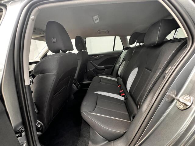 Skoda SCALA 1.0 TSI Selection / Automaat / Trekhaak / Fabrieksgarantie tot 05-2027 / Automaat / Camera / Navigatie via Apple Carplay Android / Climate Control / 16" LM wielen /
