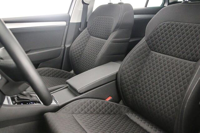 Skoda SUPERB Combi Business Edition Plus 1.4 TSI PHEV 218pk DSG Automaat Panoramadak, Elektrische achterklep, Achteruitrijcamera, Cruise control, Navigatie, Parkeersensoren, LED koplampen