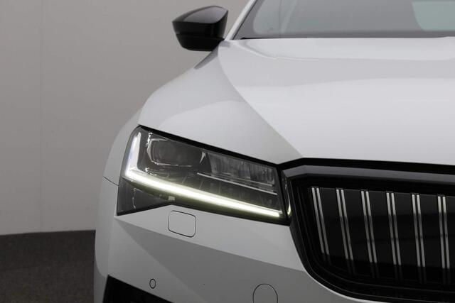 Skoda SUPERB Combi 1.4 TSI 218 pk DSG iV Sportline Business | Panoramadak | Trekhaak | Geheugenstoelen | Leder/alcantara | Matrix LED | Navigatie Columbus | Stoel-/achterbankverwarming | Adaptief onderstel