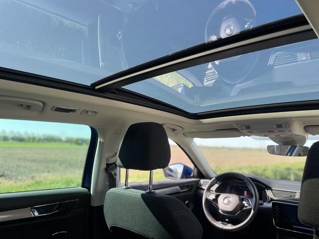 Skoda SUPERB Combi 1.4 TSI iV Plugin Hybrid, Panorama/schuifdak, elektrische trekhaak, extra set velgen met winterbanden