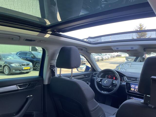 Skoda SUPERB Combi 1.4 TSI iV Plugin Hybrid, Panorama/schuifdak, elektrische trekhaak, extra set velgen met winterbanden