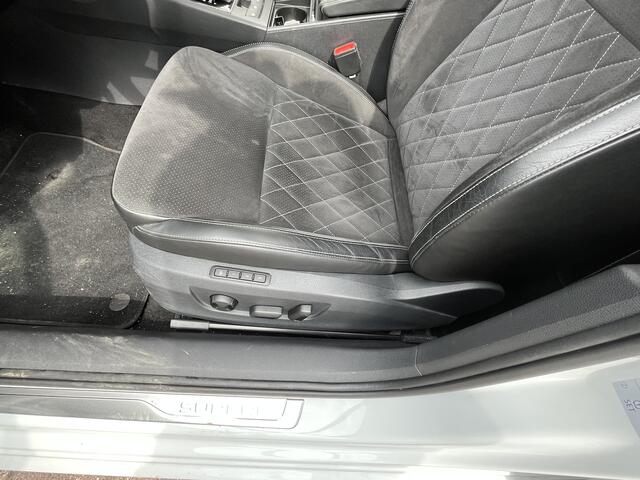 Skoda SUPERB Combi 1.4 TSI iV Sportline / AUTOMAAT/ PANO/ TREKHAAK/ 19" LMV/ ALCANTARA/ ADAPT. CRUISE/ APP-CONNECT/ NAVI/ PARK. SENSOREN + CAMERA/ CLIMA/ RIJ-MODI/ STOEL-STUUR VERWARM./ DAB/ MATRIX