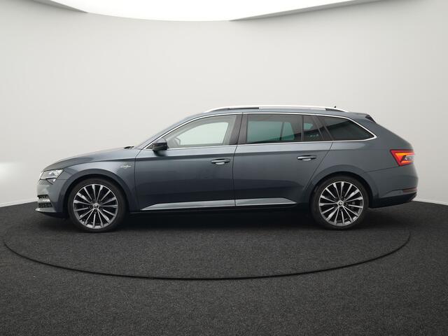 Skoda SUPERB Combi 1.4 TSI iV Laurin & Klement Plug in Hybrid 218pk PHEV | Trekhaak af Fabriek | Panodak | Carplay | Lederen Stoelen Memory/Massage | Adaptive Cruise | Sfeerverlichting | 360 Camera | Crystal LED | Virtual | Premium Audio | DAB |