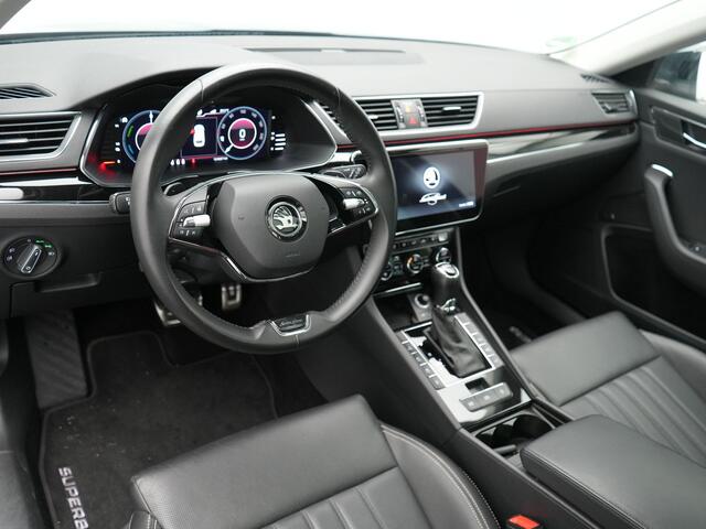 Skoda SUPERB Combi 1.4 TSI iV Laurin & Klement Plug in Hybrid 218pk PHEV | Trekhaak af Fabriek | Panodak | Carplay | Lederen Stoelen Memory/Massage | Adaptive Cruise | Sfeerverlichting | 360 Camera | Crystal LED | Virtual | Premium Audio | DAB |