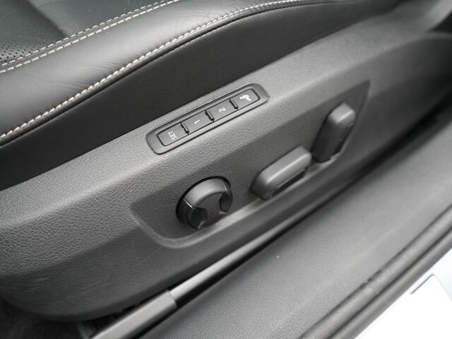 Skoda SUPERB Combi 1.4 TSI iV Laurin & Klement Plug in Hybrid 218pk PHEV | Trekhaak af Fabriek | Panodak | Carplay | Lederen Stoelen Memory/Massage | Adaptive Cruise | Sfeerverlichting | 360 Camera | Crystal LED | Virtual | Premium Audio | DAB |
