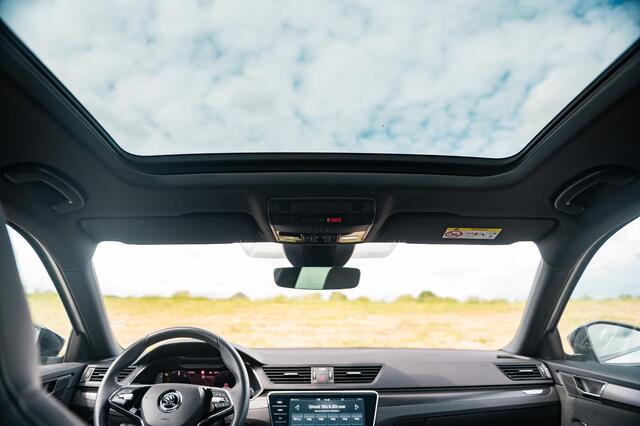 Skoda SUPERB Combi 1.4 TSI iV Sportline Business | PANO | TREKHAAK | ALCANTARA