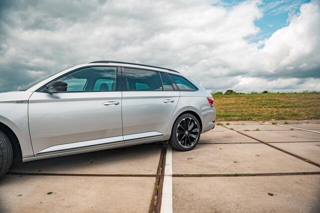 Skoda SUPERB Combi 1.4 TSI iV Sportline Business | PANO | TREKHAAK | ALCANTARA