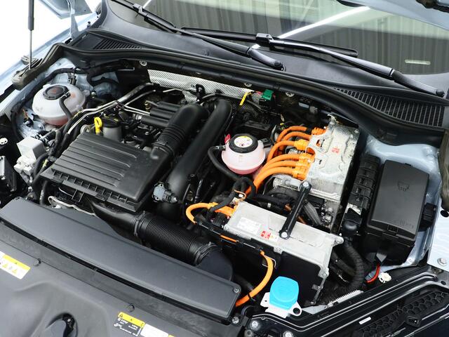 Skoda SUPERB Combi 1.4 TSI iV Laurin & Klement | Panoramadak | Trekhaak | Canton | Massage | Keyless | Adaptive Cruise