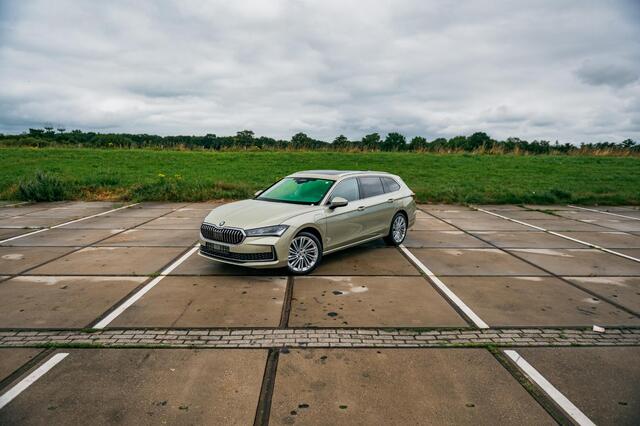 Skoda SUPERB Combi 1.5 TSI PHEV Laurin & Klement | PANO | TREKHAAK | LEDER
