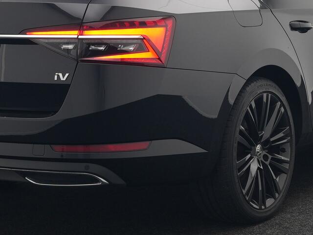 Skoda SUPERB Combi TSI iV Lauren & Klement Plug In Hybrid 218pk PHEV | Black Optic | Cruise Control | Crystal LED | Lederen Sportstoelen Memory & Verwarmd | Apple Carplay | Canton Audio | Navigatie | Verwamd Stuur | DAB |