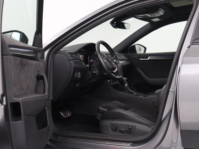 Skoda SUPERB 1.4 TSI iV Sportline | Panoramadak | Stoelverwarming | Adaptive cruise | Alcantara | Sfeerverlichting | Camera | Virtual Cockpit | Matrix LED | PHEV | Plug In