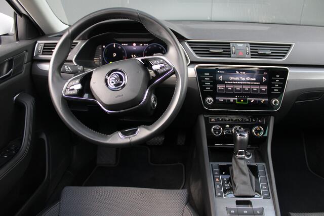 Skoda SUPERB Combi 1.4 TSI iV Style - Pano - Navi - ACC - Camera - Stoel-stuurverwarming - Memory - LED - Rijklaar