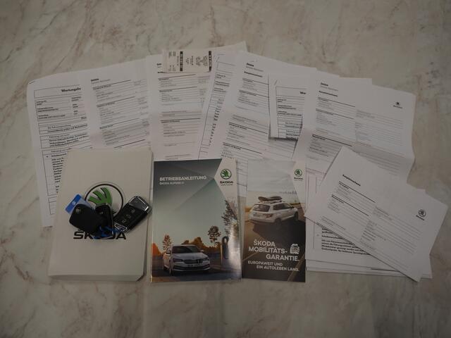 Skoda SUPERB Combi 1.4 TSI iV Style | Panoramadak | Trekhaak | 360 | Keyless | Adaptive Cruise | Virtual | Carplay