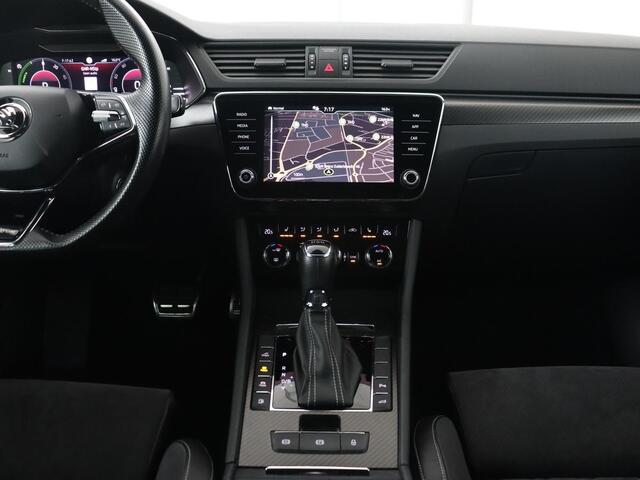 Skoda SUPERB 1.4 TSI iV Sportline | Panoramadak | Trekhaak | Stoelverwarming | Adaptive cruise | Camera | Alcantara | 19'' | Carplay | Matrix LED | Navigatie | Achterbankverwarming | PHEV | Plug In
