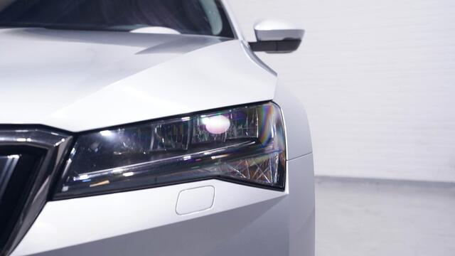 Skoda SUPERB Combi 1.4 TSI iV Style Navi Leder/alcantara Camera Stoel- en voorruitverwarming Apple Carplay Clima