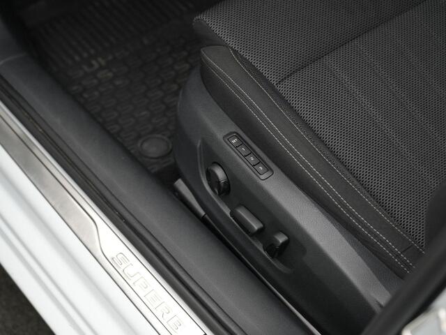 Skoda SUPERB Combi 1.4 TSI iV 218 pk DSG Business Edition | Trekhaak | Geheugenstoel | Matrix LED | Stoel-/achterbankverwarming | Achteruitrijcamera