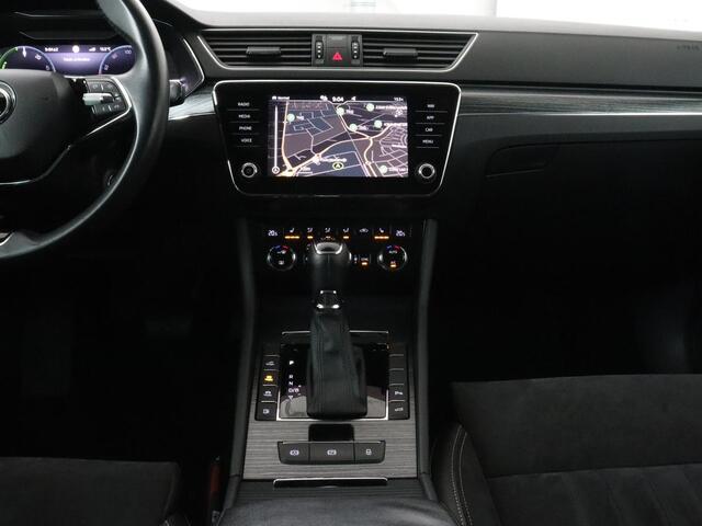 Skoda SUPERB 1.4 TSI iV Business Edition Plus | Trekhaak | Leder/Alcantara | Adaptive cruise | Stoelverwarming | Canton Sound | Camera | Carplay | Navigatie | Keyless | Full LED | Virtual Cockpit | PHEV | Plug In