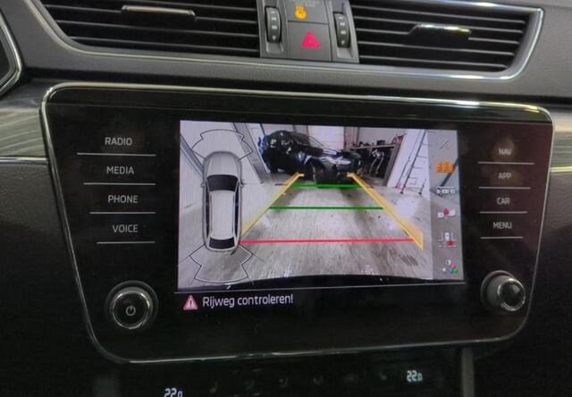 Skoda SUPERB Combi 2.0 TDI Automaat Bus. Ed. Plus / Panoramadak / Navigatie / Airco-ecc./ Pdc+Camera / Comfort-Function Pack /