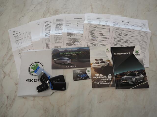 Skoda SUPERB Combi 1.4 TSI iV Sportline | Sportstoelen | Adaptive Cruise | Trekhaak | Keyless | Camera | Memory | Sfeerlicht