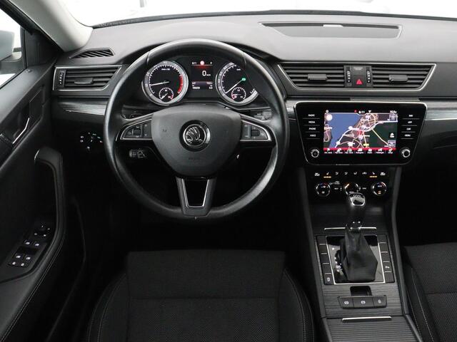 Skoda SUPERB 1.5 TSI Business Edition | Trekhaak | Stoelverwarming | Adaptive cruise | Camera | Memory | Carplay | Sfeerverlichting | Side Assist | Achterbankverwarming | Navigatie | Full LED