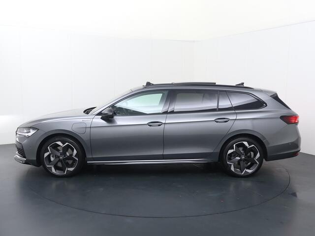 Skoda SUPERB Combi 1.5 TSI PHEV Sportline Business | 150 PK | SoH 100% | Trekhaak | Panoramadak | Top area view 360 graden | Head-up display | Lederen bekleding | Canton soundsystem |