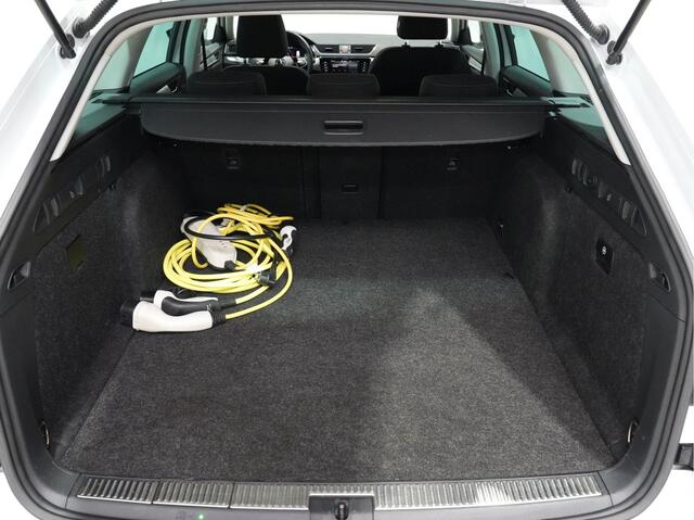 Skoda SUPERB Combi 1.4 TSI iV 204pk Business Edition Plus Trekhaak Camera 18"velgen Android/Carplay Keyless 215