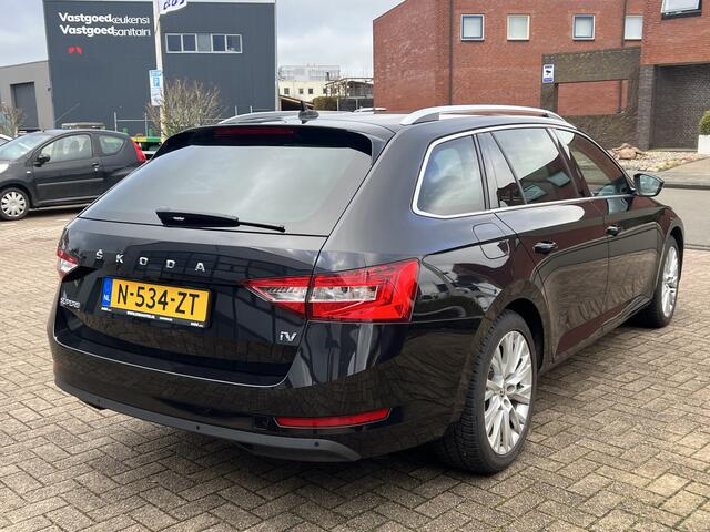 Skoda SUPERB Combi 1.4 TSI iV 218 pk Business Edition Plus Navigatie Trekhaak Camera Carplay Elek Stoel Stoelverwarming v+a ACC DAB 18 Inch Velgen Canton Audio Getint Glas Plug in Hybride NL Auto