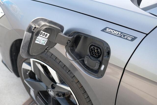 Skoda SUPERB Combi 1.5 TSI PHEV Sportline | PANO | TREKHAAK | 19" TORCULAR VELGEN | DCC | HEAD-UP DISPLAY