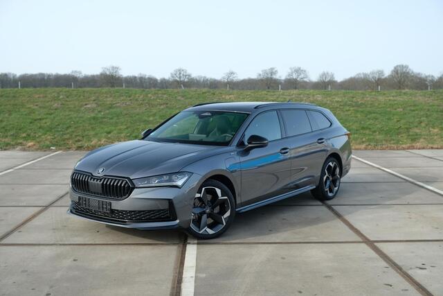 Skoda SUPERB Combi 1.5 TSI PHEV Sportline | PANO | TREKHAAK | 19" TORCULAR VELGEN | DCC | HEAD-UP DISPLAY