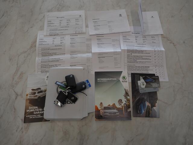 Skoda SUPERB Combi 1.4 TSI iV Laurin & Klement | Leder | Canton | Trekhaak | Camera | Keyless | Adaptive Cruise | Memory | Carplay