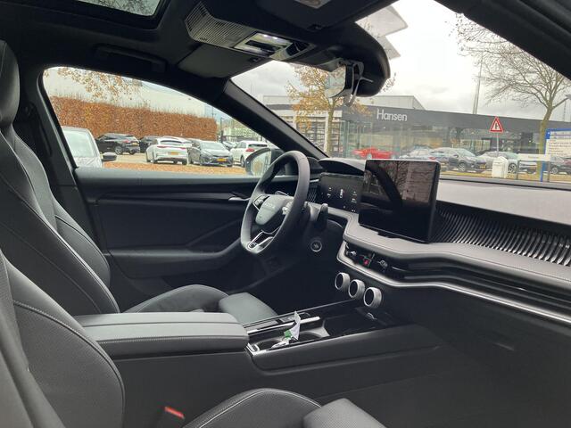 Skoda SUPERB Combi Sportline Business 1.5 TSI PHEV 204 PK | Trekhaak | 19" Lichtmetalen velgen | Panorama dak | Canton Geluid | Suite leder |