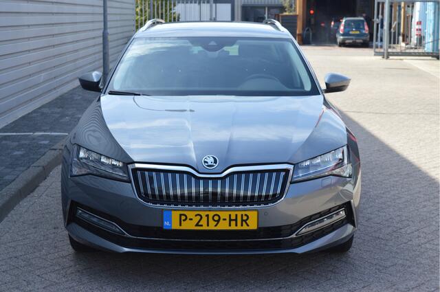 Skoda SUPERB Combi 1.4 TSI iV Business Edition Plus O.a: Trekhaak, Stoelverw, PDC, Camera, Keyless, etc. All-in prijs!