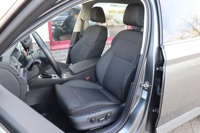 Skoda SUPERB Combi 1.4 TSI iV Business Edition Plus O.a: Trekhaak, Stoelverw, PDC, Camera, Keyless, etc. All-in prijs!