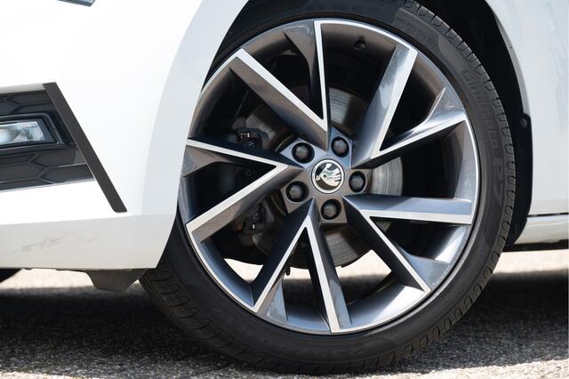 Skoda SUPERB Combi 1.4 TSI iV Sportline Business | Trekhaak | Pano | 360 cam | Standkachel | Adapt. Cruise | 19"