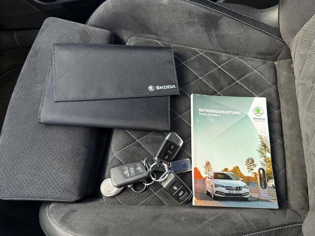 Skoda SUPERB Combi 1.4 TSI iV Business Edition / Adaptieve Cruise Control / Elektrisch schuif/kantel dak / Automaat / Navigatie / Camera / Climate Control / Stoelverwarming / Elektrische stoelen + Geheugen