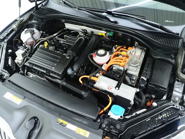 Skoda SUPERB Combi 1.4 TSI iV Laurin & Klement | Panoramadak | Leder | Trekhaak | Massage | Canton | Keyless | Adaptive Cruise
