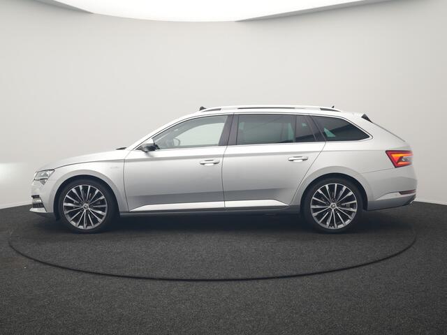 Skoda SUPERB Combi 1.4 TSI iV Laurin & Klement PHEV 218pk Dealer O.H. | Trekhaak Af Fabriek | Panodak | Adaptive Cruise | Camera | Lederen Comfortstoelen Memory & Ventilatie | Sfeerverlichting | Stoelen & Stuur Verwarmd | Keyless | Blis | Crystal LED | Plug In Hybrid 