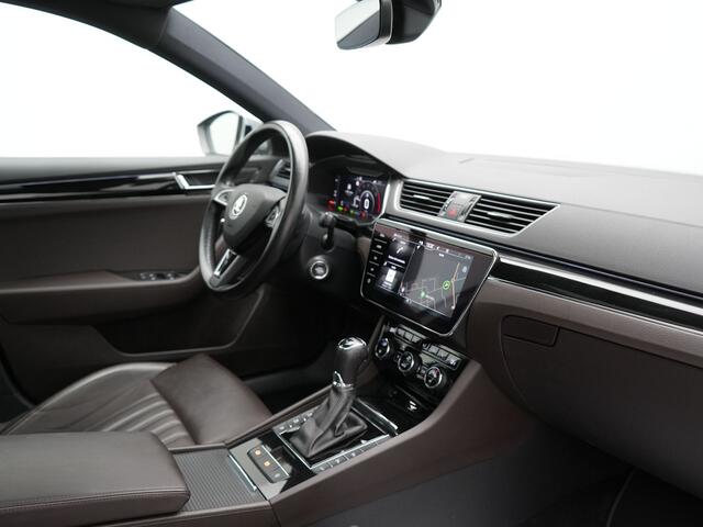 Skoda SUPERB Combi 1.4 TSI iV Laurin & Klement PHEV 218pk Dealer O.H. | Trekhaak Af Fabriek | Panodak | Adaptive Cruise | Camera | Lederen Comfortstoelen Memory & Ventilatie | Sfeerverlichting | Stoelen & Stuur Verwarmd | Keyless | Blis | Crystal LED | Plug In Hybrid 