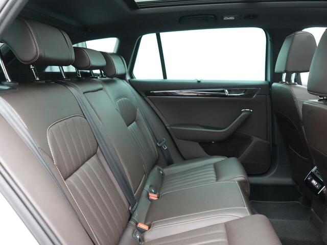 Skoda SUPERB Combi 1.4 TSI iV Laurin & Klement PHEV 218pk Dealer O.H. | Trekhaak Af Fabriek | Panodak | Adaptive Cruise | Camera | Lederen Comfortstoelen Memory & Ventilatie | Sfeerverlichting | Stoelen & Stuur Verwarmd | Keyless | Blis | Crystal LED | Plug In Hybrid 