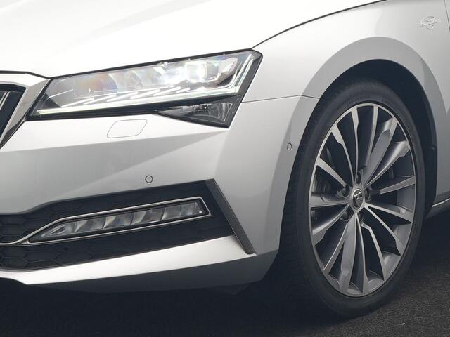 Skoda SUPERB Combi 1.4 TSI iV Laurin & Klement PHEV 218pk Dealer O.H. | Trekhaak Af Fabriek | Panodak | Adaptive Cruise | Camera | Lederen Comfortstoelen Memory & Ventilatie | Sfeerverlichting | Stoelen & Stuur Verwarmd | Keyless | Blis | Crystal LED | Plug In Hybrid 