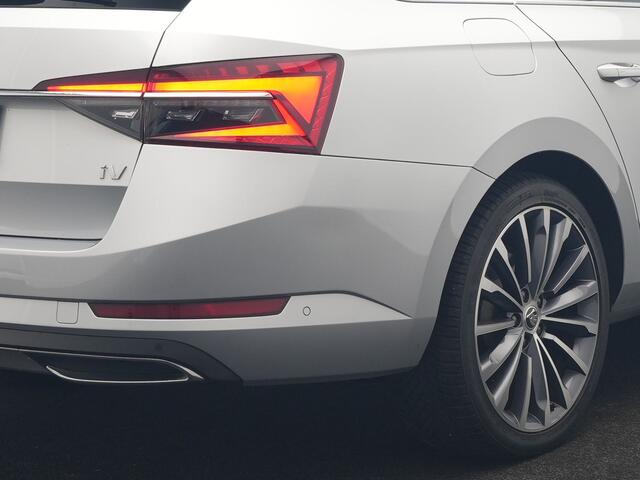 Skoda SUPERB Combi 1.4 TSI iV Laurin & Klement PHEV 218pk Dealer O.H. | Trekhaak Af Fabriek | Panodak | Adaptive Cruise | Camera | Lederen Comfortstoelen Memory & Ventilatie | Sfeerverlichting | Stoelen & Stuur Verwarmd | Keyless | Blis | Crystal LED | Plug In Hybrid 