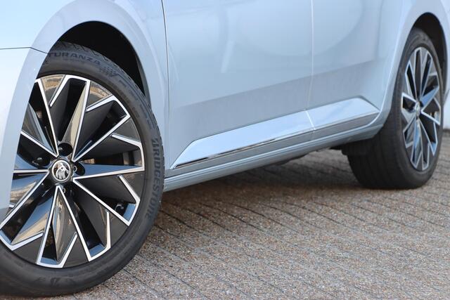 Skoda SUPERB Combi 1.4 TSI Laurin & Klement 218pk DSG6 | Lederen bekleding | Trekhaak wegklapbaar | Navigatie | SOH 93,4%