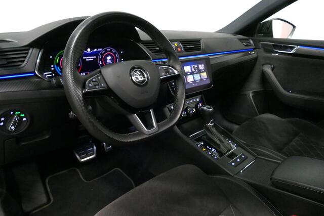 Skoda SUPERB Combi 1.4 TSI iV Sportline Business / Panoramadak / Elektr. verstelbare stoelen + memory / Elektr. wegklapbare trekhaak / Stoelverwarming / Ambienteverlichting / Apple Carplay - Android Auto / Achteruitrijcamera / Stuuwielverwarming / PDC / 19'' LMV / Nav