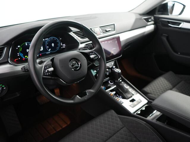 Skoda SUPERB Combi 1.4 TSI iV Business Edition Plus | Zwenkhaak | Carplay | SOH 94.4% | Cruise | Winterpakket |