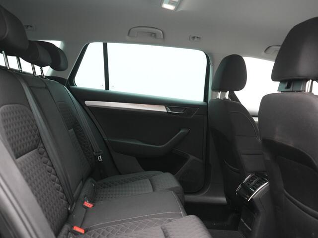 Skoda SUPERB Combi 1.4 TSI iV Business Edition PHEV 218pk Dealer O.H. | Adaptive Cruise | Camera | Stoelen Verwarmd | Apple Carplay | Navigatie | Crystal LED | DAB | Plug In Hybrid |