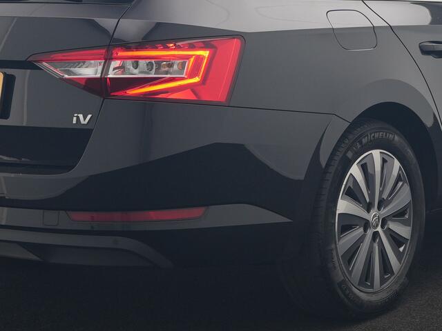 Skoda SUPERB Combi 1.4 TSI iV Business Edition PHEV 218pk Dealer O.H. | Adaptive Cruise | Camera | Stoelen Verwarmd | Apple Carplay | Navigatie | Crystal LED | DAB | Plug In Hybrid |