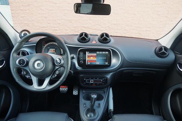 Smart EQ FORFOUR BRABUS Style 18 kWh + CAMERA / STOELVERWARING VOOR & ACHTER / PANO