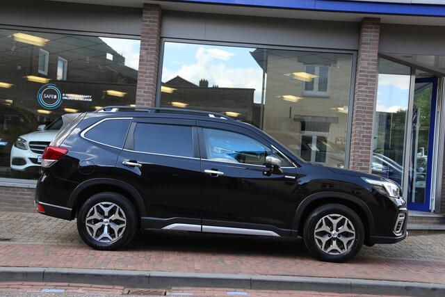 Subaru FORESTER 2.0i e-BOXER AWD Luxury Navi Carplay Camera LED